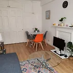 Nice Two Bedroom Apartment In Bayswater