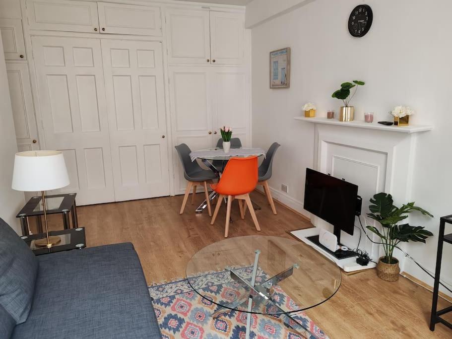 Appartamento Two Bedroom In Bayswater Londra
